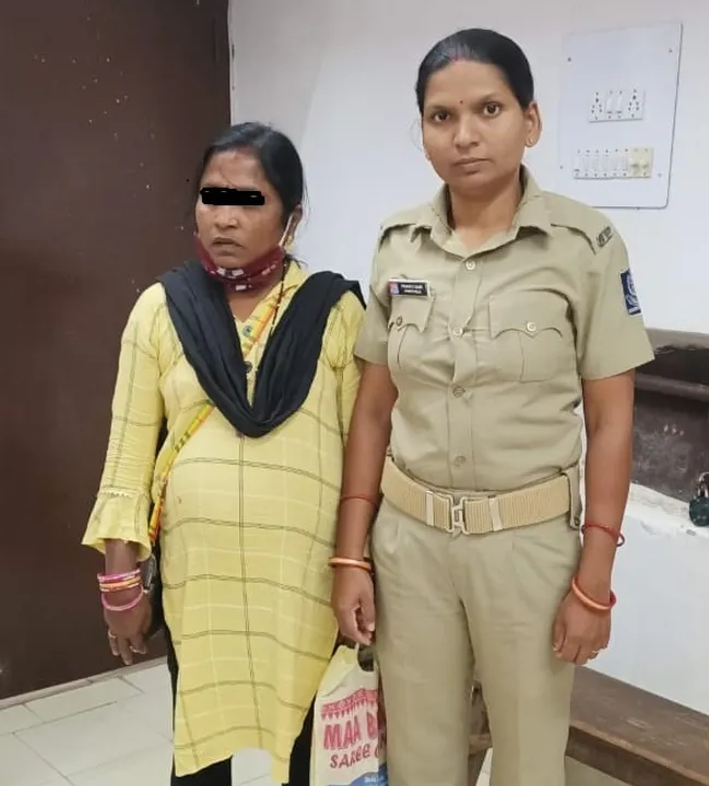  ଲକ୍ଷାଧିକ ଟଙ୍କା ନେଇ ଫେରାର ମହିଳା ଗିରଫ 
