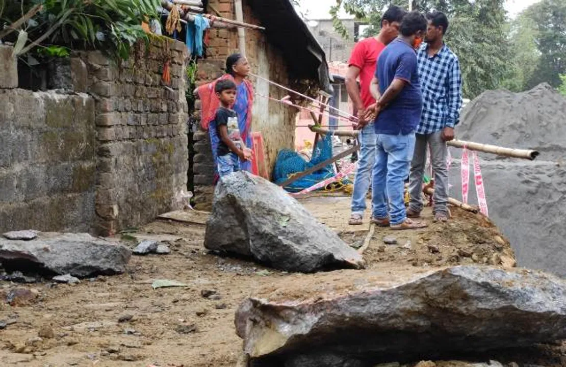  ସ୍ବେରେଜ୍‌ କାମ ଯୋଗୁଁ ଆତଙ୍କ: ବିସ୍ଫୋରଣରେ ଉଡ଼ିଲା ପଥର ଖଣ୍ଡ