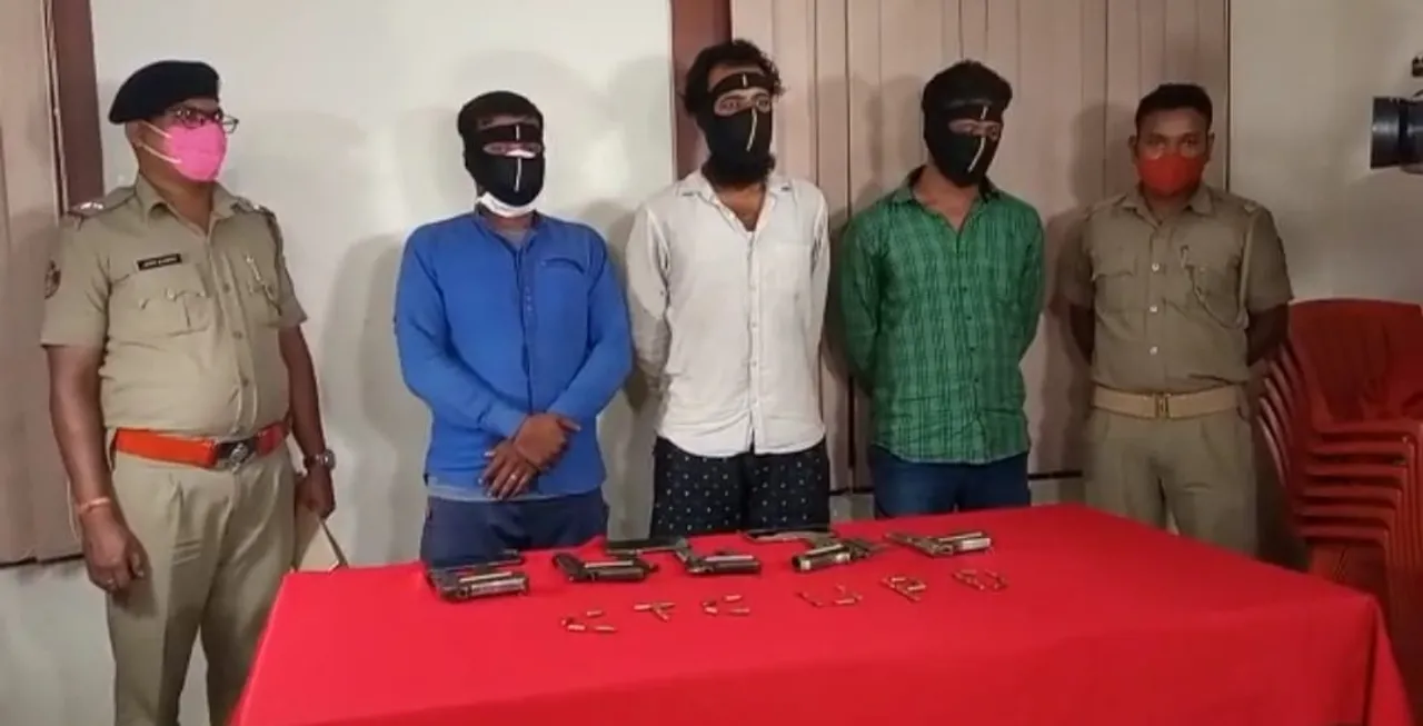  କଟକରୁ ୩ ବନ୍ଧୁକ ବେପାରୀ ଗିରଫ: ୫ ବନ୍ଧୁକ ଓ ୩୦ଟି ଗୁଳି ଜବତ