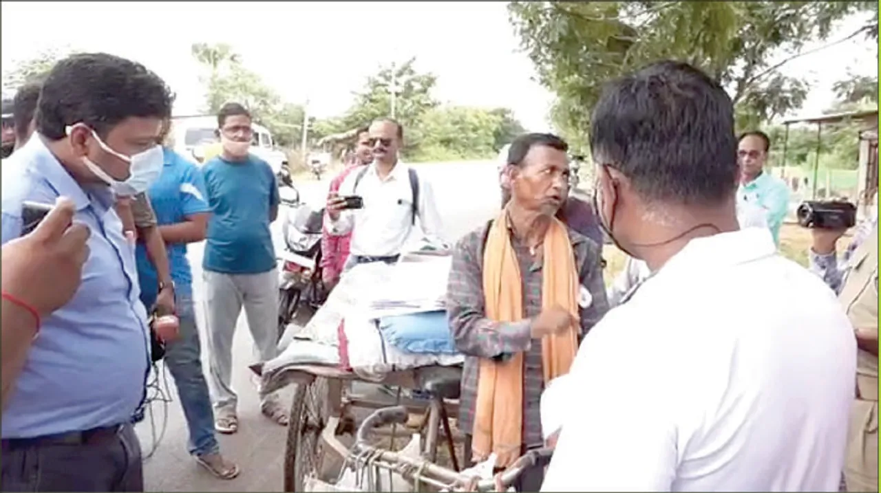  ବିଲ୍‌ ପୈଠ ସତ୍ତ୍ବେ ବିଦ୍ୟୁତ୍‌ କାଟିଦେଲେ, ରୋଗିଣା ମା’ଙ୍କୁ ରିକ୍ସାରେ ନେଇ ପ୍ରତିବାଦ
