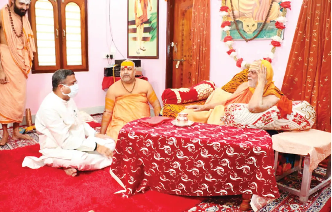  ପୁରୀ ଗସ୍ତରେ ଆସିଥିବା କେନ୍ଦ୍ର ଶିକ୍ଷା ମନ୍ତ୍ରୀ ଧର୍ମେନ୍ଦ୍ର ପ୍ରଧାନ ପୁରୀ ଗୋବର୍ଦ୍ଧନ ପୀଠର ଜଗଦ୍‌ଗୁରୁ ଶଙ୍କରାଚାର୍ଯ୍ୟ ନିଶ୍ଚଳାନନ୍ଦ ସରସ୍ବତୀଙ୍କୁ ଭେଟି ଆଲୋଚନା କରିଛନ୍ତି। 