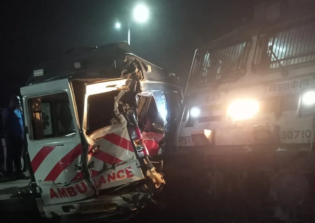  ଆମ୍ବୁଲାନ୍ସକୁ ଧକ୍କା ଦେଲା ବିଶାଖାପାଟଣା-ଭୁବନେଶ୍ବର ଇଣ୍ଟର୍‌ସିଟି