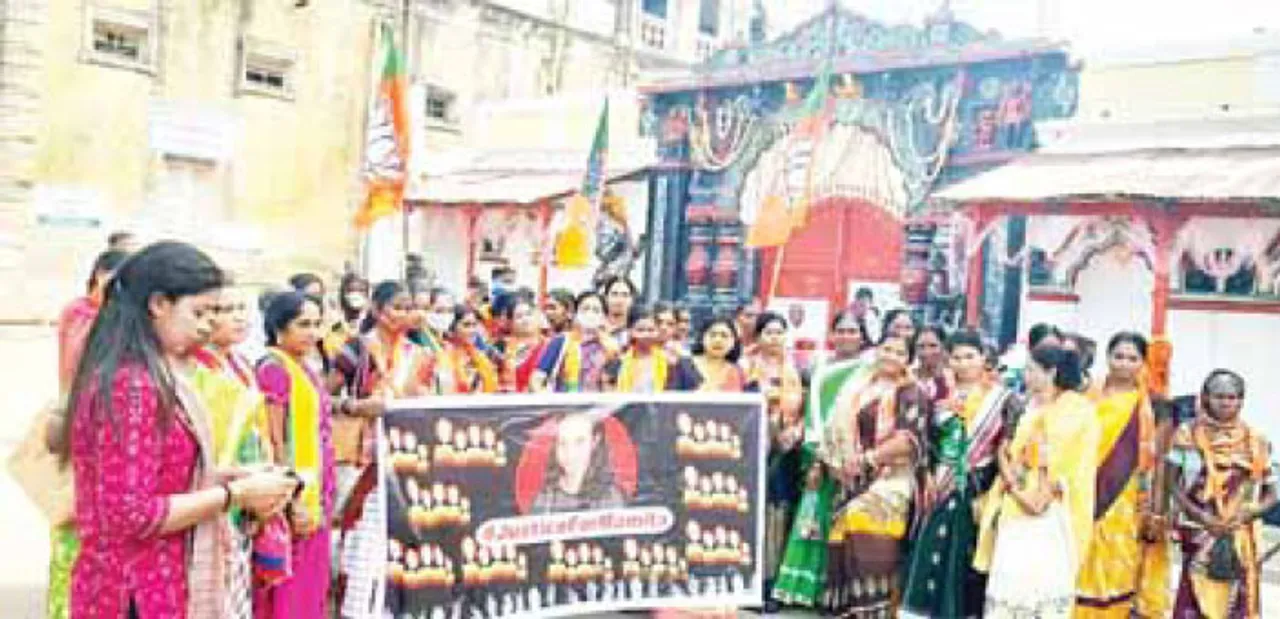  ‘ମାଣିକେଶ୍ବରୀଙ୍କ ରାଣ ପକାଇ ମିଛ କହିଛନ୍ତି ମନ୍ତ୍ରୀ’, ବିଜେପି ମହିଳା ମୋର୍ଚ୍ଚା ପକ୍ଷରୁ ମନ୍ଦିରରେ ଦୀପ ଦାନ