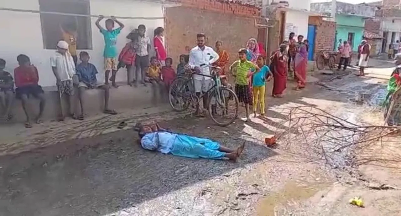  ଡ୍ରେନେଜ୍‌ ବ୍ୟବସ୍ଥା ଦାବିରେ ଅଭିନବ ପ୍ରତିବାଦ: ରାସ୍ତାରେ ଜମିଥିବା ମଇଳା ପାଣିରେ ଶୋଇଲେ
