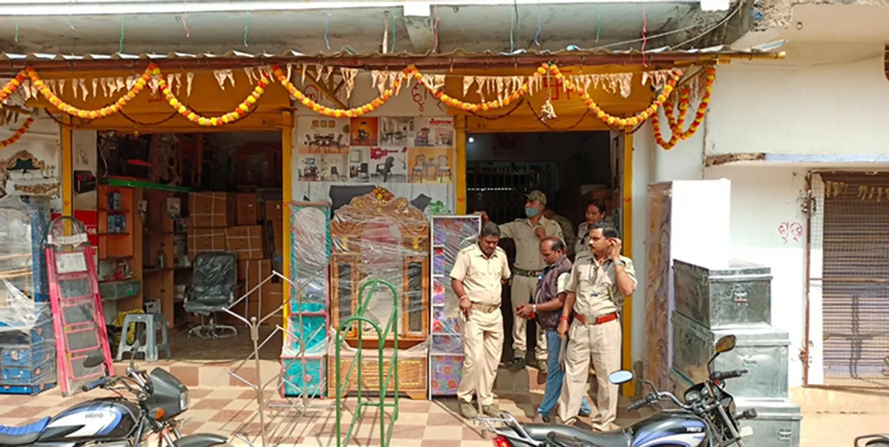  ଫର୍ନିଚର ଦୋକାନରେ ବନ ବିଭାଗର ଚଢ଼ଉ