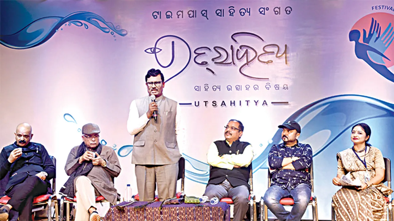  କାନ୍‌ଭାସ୍‌ରେ ବିଭୂତି ପଟ୍ଟନାୟକଙ୍କ ଚିତ୍ର ଓ ଚରିତ୍ର