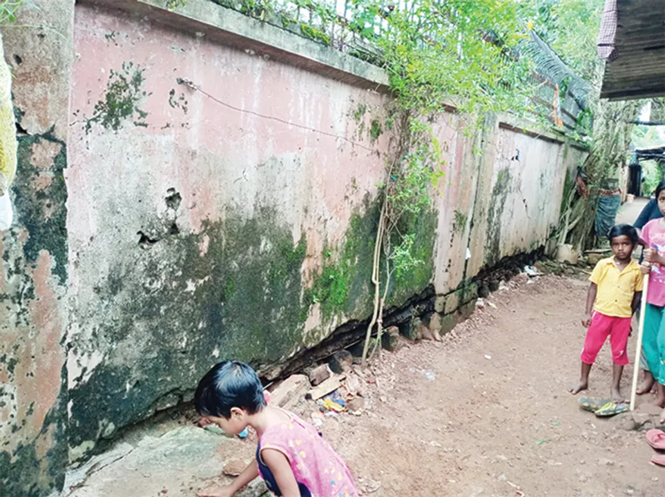  ଭୟରେ ଶାନ୍ତିପଲ୍ଲୀନଗରର ୧୫ ପରିବାର: ଭୁଶୁଡ଼ିବ ଇଏସ୍‌ଆଇସି ହସ୍ପିଟାଲ ପାଚେରି!