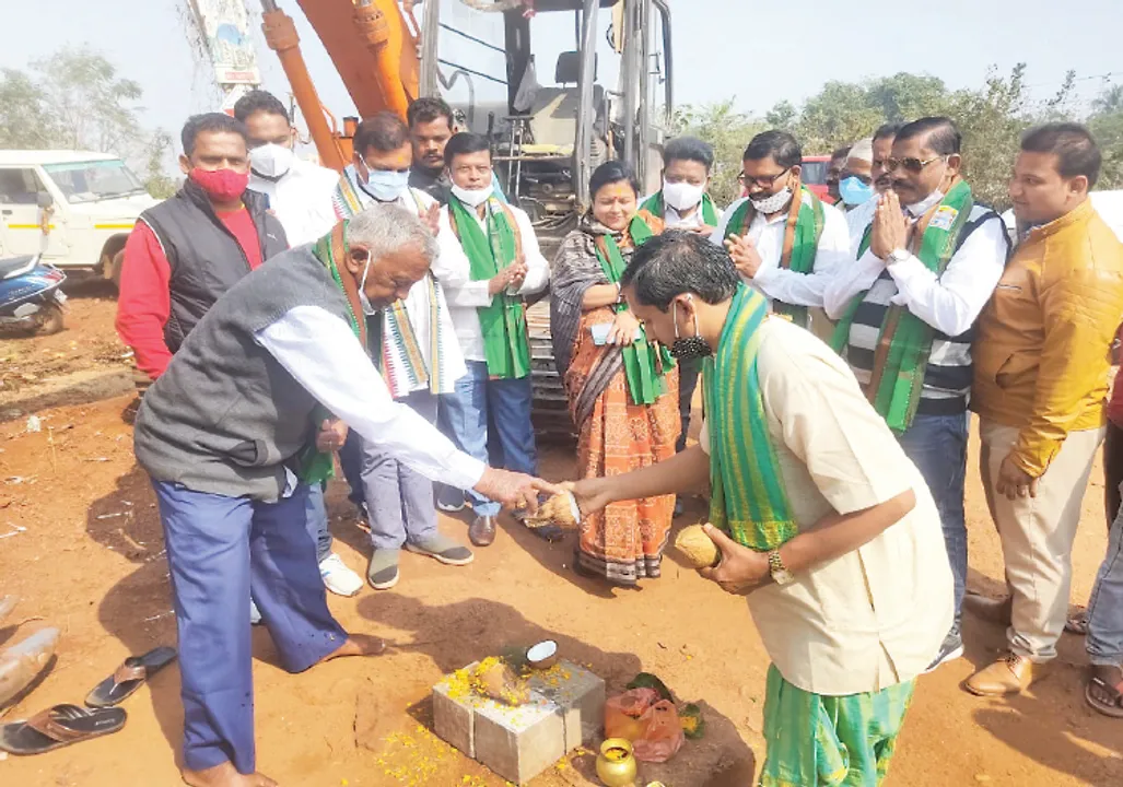  ପ୍ରଶସ୍ତୀକରଣ ପାଇଁ ପଡ଼ିଲା ଭିତ୍ତିପ୍ରସ୍ତର: ବଦଳିବ ପଟିଆ ଷ୍ଟେସନ୍‌ ରାସ୍ତା ଚେହେରା