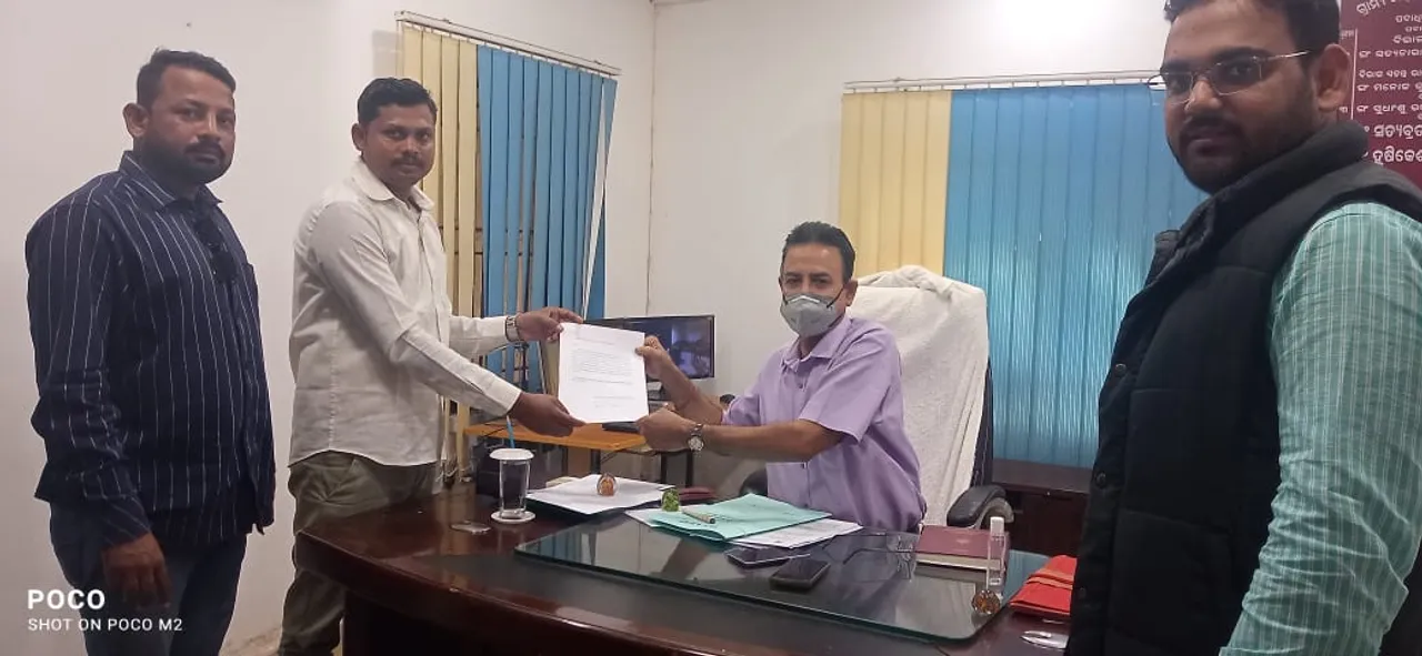  ରାସ୍ତା ମରାମତି ପାଇଁ ବିଜେପି ପକ୍ଷରୁ ଗ୍ରାମ୍ୟ ଉନ୍ନୟନ ବିଭାଗର କାର୍ଯ୍ୟ ନିର୍ବାହୀ ଯନ୍ତ୍ରୀଙ୍କୁ ଦାବିପତ୍ର