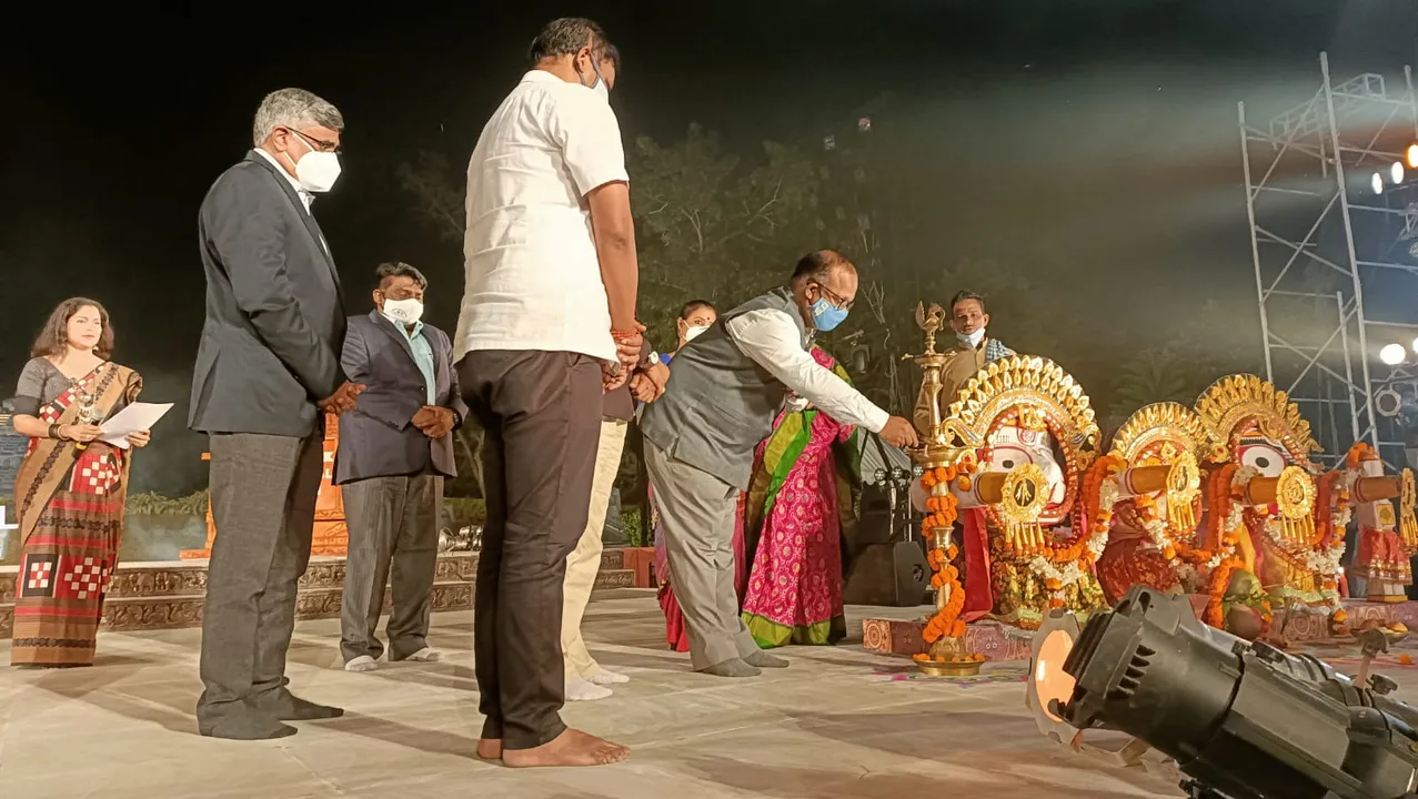  କୋଣାର୍କ ଉତ୍ସବ ଉଦ୍‌ଘାଟିତ, କୋଭିଡ୍‌ କଟକଣା ପାଇଁ ଦର୍ଶକ ଗ୍ୟାଲେରି ଶୁନ୍‌ଶାନ୍‌