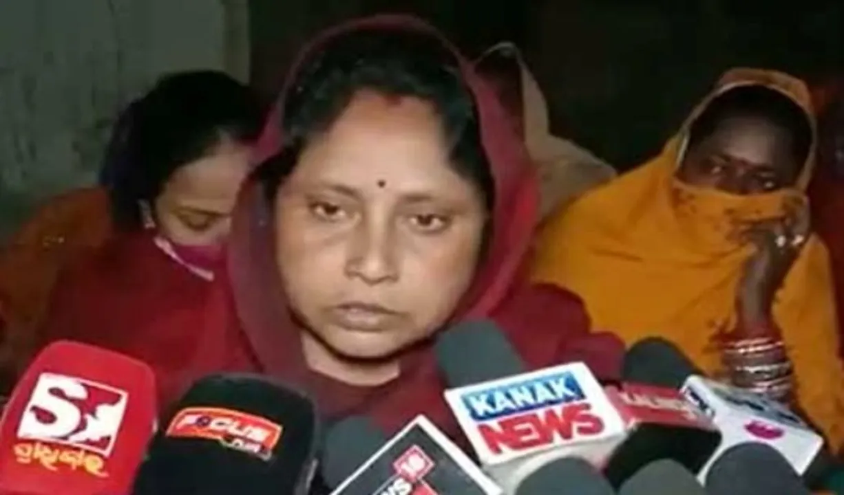  ୨୫ ବର୍ଷର ପୁଅକୁ ଧରି ସ୍ବାମୀଙ୍କ ଘର ଆଗରେ ଧାରଣାରେ ବସିଲେ ମହିଳା