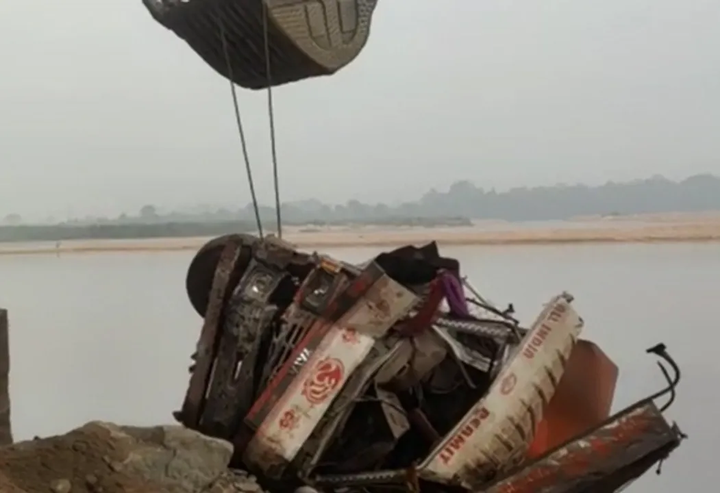  ସରାଙ୍ଗ ବ୍ରିଜରୁ ବ୍ରାହ୍ମଣୀ ନଦୀକୁ ଖସିଲା ଲୁହାପଥର ବୋଝେଇ ଟ୍ରକ୍, ଚାଳକଙ୍କ ମୃତ୍ୟୁ