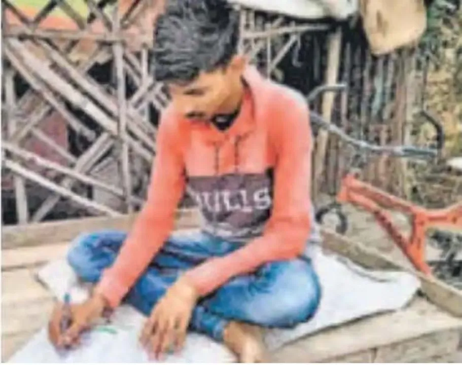  ଠେଲାରେ ବସି ଷ୍ଟ୍ରିଟ ଲାଇଟରେ ପାଠ ପଢ଼ୁଥିବା ଛା‌ତ୍ର ହେବେ ଇଞ୍ଜିନିୟର