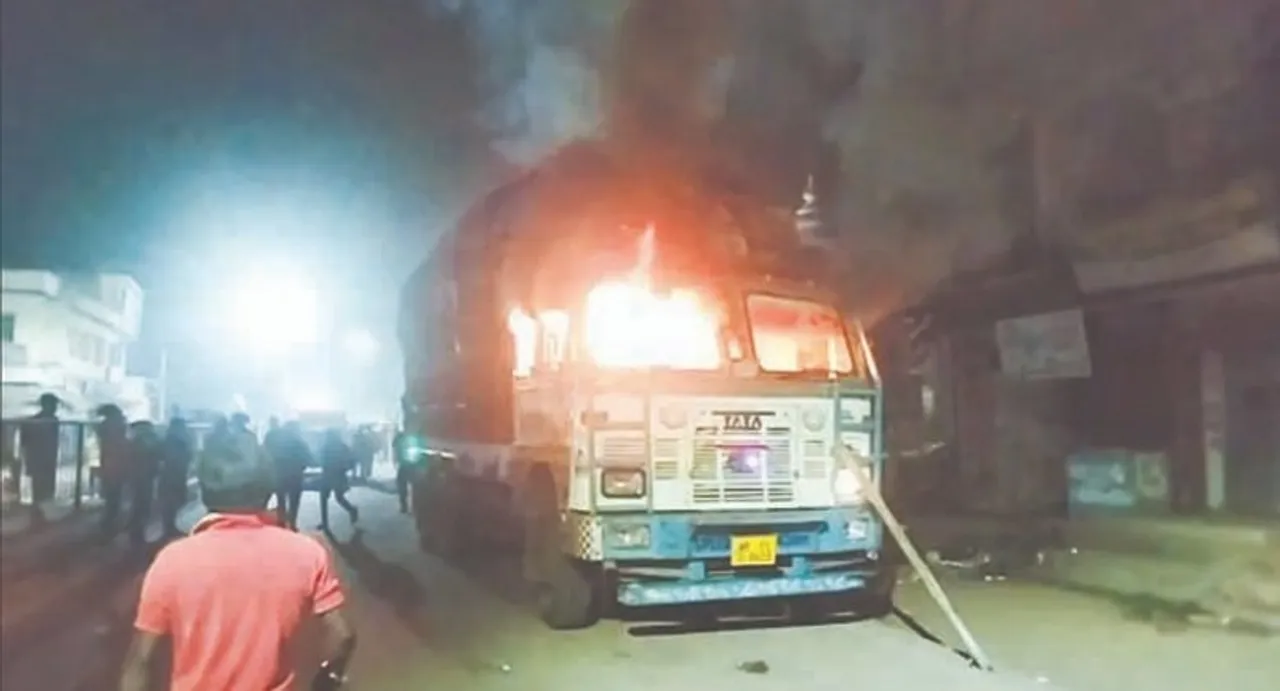  ଟ୍ରକ୍‌ ଚାପାରେ ବାଇକ୍‌ ଆରୋହୀ ମୃତ, ଗାଡ଼ି ଜାଳିଦେଲେ ଉତ୍ତ୍ୟକ୍ତ ଲୋକେ