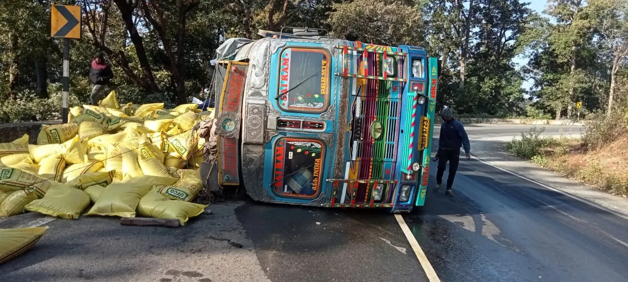  ସୁକ୍ରି ଘାଟିରେ ସାର ବୋଝେଇ ଟ୍ରକ ଦୁର୍ଘଟଣାଗ୍ରସ୍ତ। (ଫଟୋ: ଅମରେନ୍ଦ୍ର, ବୈପାରିଗୁଡ଼ା)