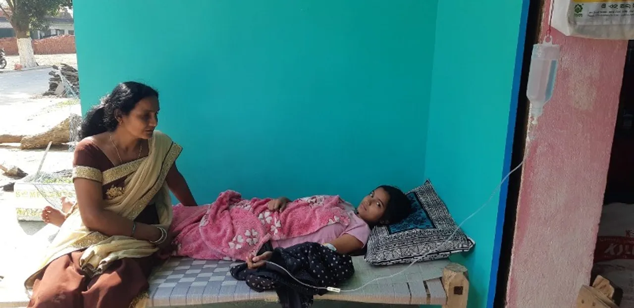  ଡାକ୍ତରଖାନାରୁ ରୋଗୀଙ୍କୁ ଫେରାଇ ଦେଇଥିବା ଅଭିଯୋଗ: ଘର ବାରଣ୍ଡାରେ ସାଲାଇନ୍‌ ଦେଲେ ପରିବାର