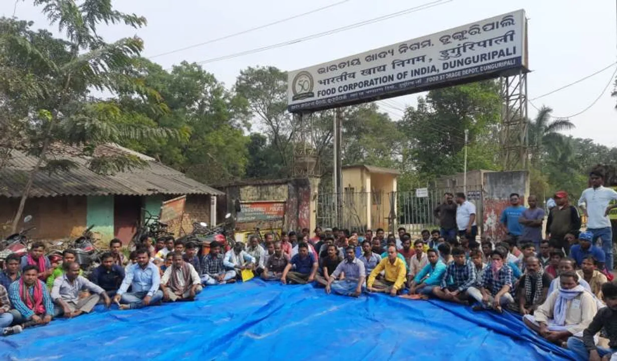  ସ୍ଥାନୀୟ ଶ୍ରମିକଙ୍କୁ କାମ ଦେବା ଦାବିରେ ଭାରତୀୟ ଖାଦ୍ୟ ନିଗମ ଗେଟ୍‌ ସମ୍ମୁଖରେ ଧାରଣା