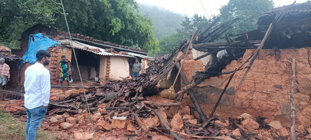  ଥମୁନି ହାତୀ ଆତଙ୍କ: ଲକେଟଝରଣ ଗାଁରେ ରଚିଲେ ତାଣ୍ଡବ, ଭାଙ୍ଗିଲେ ସଂଖ୍ୟାଧିକ ଘର
