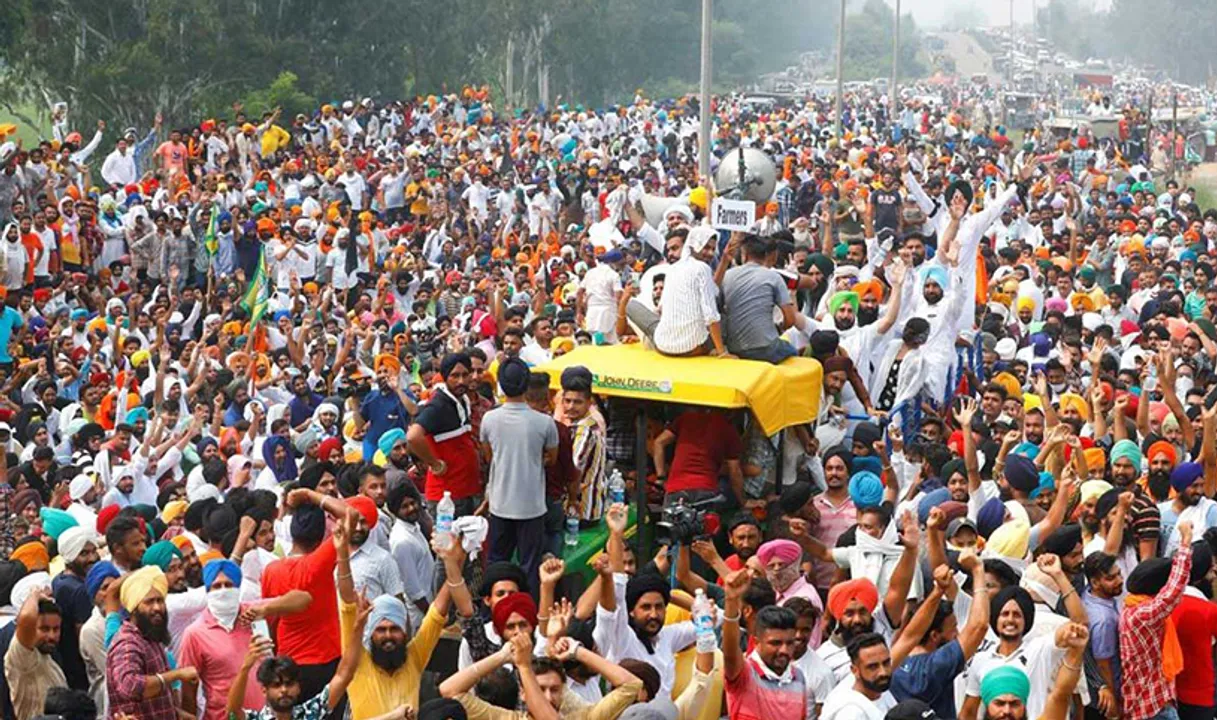  Farmers gesture as they block a national highway during a protest against farm bills passed by India's parliament, in Shambhu in the northern state of Punjab, India, September 25, 2020. REUTERS/Adnan Abidi 