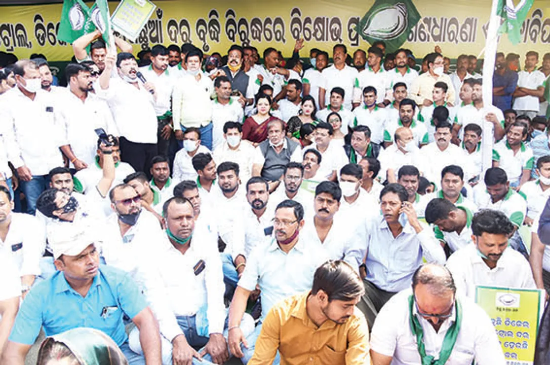  ‌ପେଟ୍ରୋଲ ଓ ଡିଜେଲ ଦରବୃଦ୍ଧିର ପ୍ରତିବାଦ: ପାୱାର୍ ହାଉସ୍ ଛକରେ ଗର୍ଜିଲା ବିଜେଡି