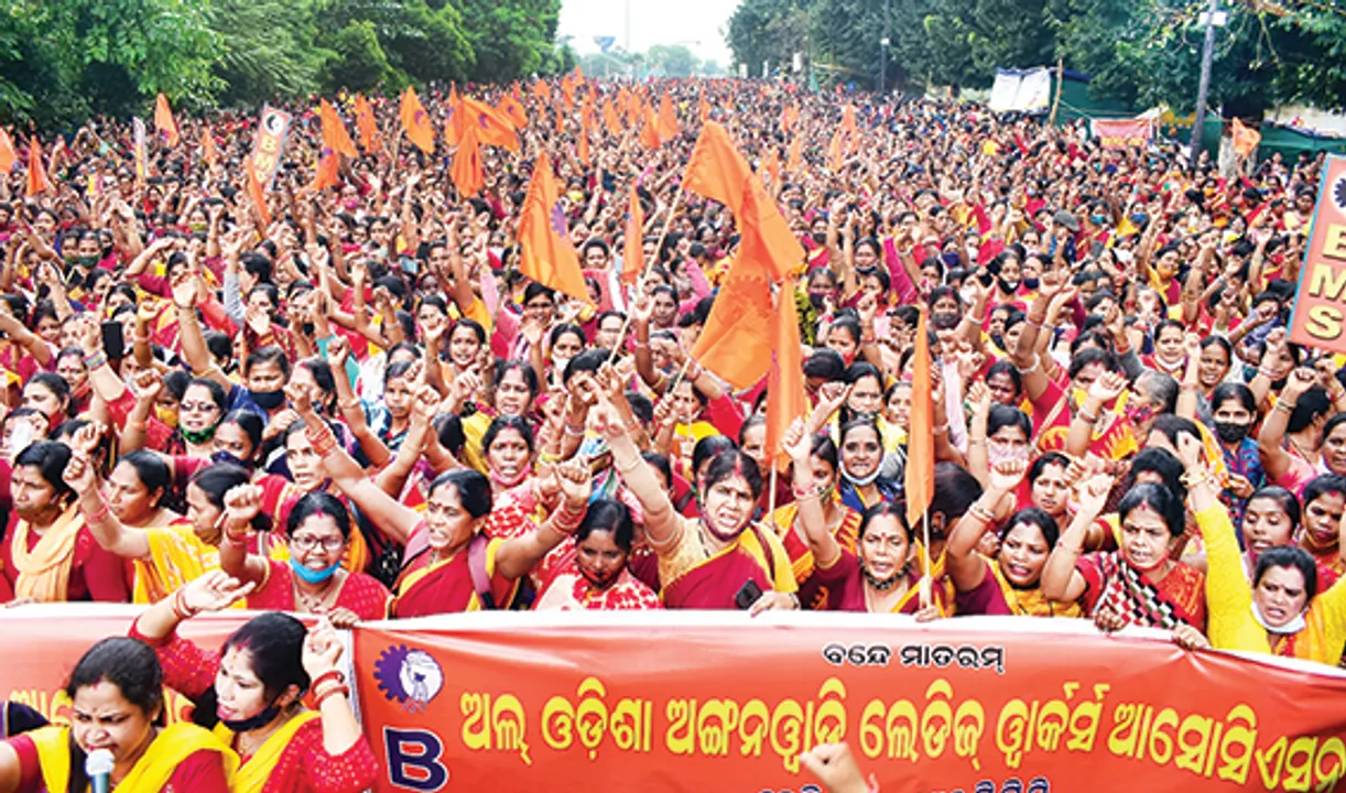  ଲୋୟର୍‌ ପିଏମ୍‌ଜିରେ ଗର୍ଜିଲେ ଅଙ୍ଗନବାଡ଼ି କର୍ମୀ, ୧୩ ଦଫା ଦାବିରେ ଏକାଠି ହେ‌ଲେ ୩୦ ହଜାର