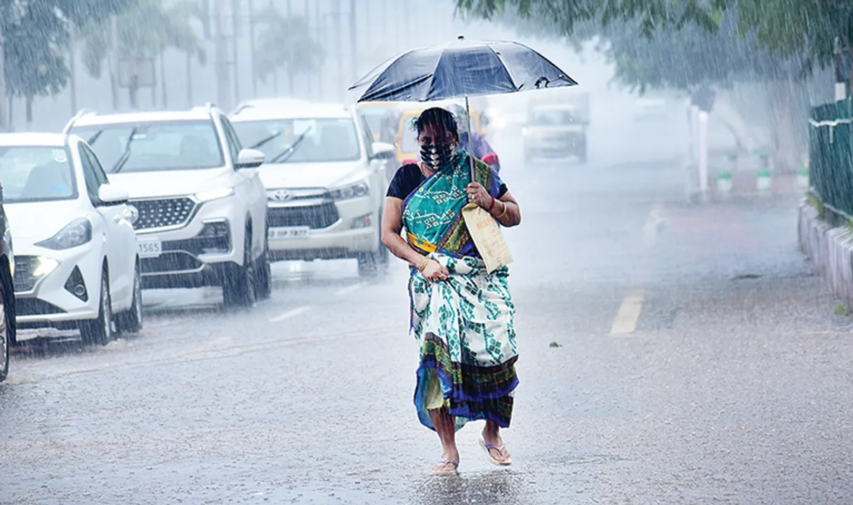  ଭୁବନେଶ୍ୱର ଓ କଟକରେ ପ୍ରବଳ ବର୍ଷା ଆରମ୍ଭ, ଜନଜୀବନ ପ୍ରଭାବିତ