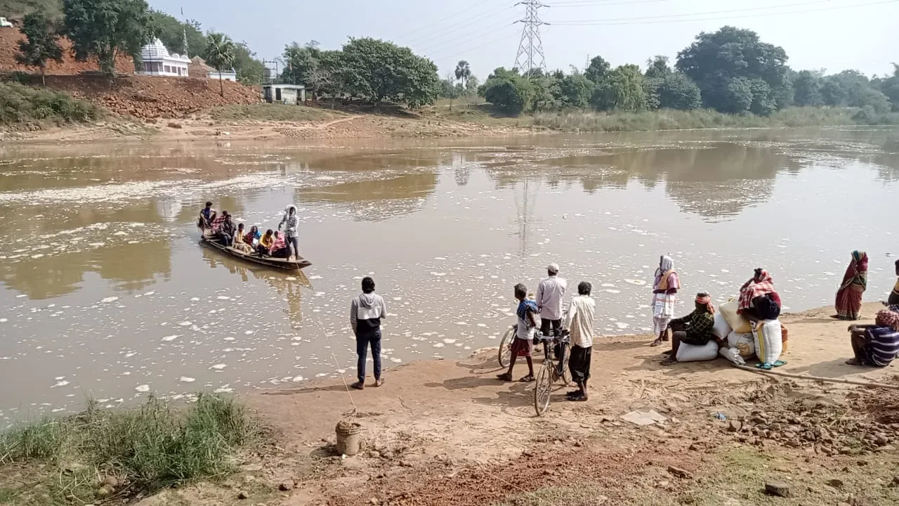 ଶୀଘ୍ର ପହଞ୍ଚିବାକୁ କଂସାରିଗଣ୍ଡରେ ବିପଦପୂର୍ଣ୍ଣ ଯାତାୟାତ, ରଶି ଦ୍ବାରା ଡଙ୍ଗାରେ ପାର ହେଉଛନ୍ତି ଦୁଇ ବ୍ଲକ୍‌ବାସୀ 