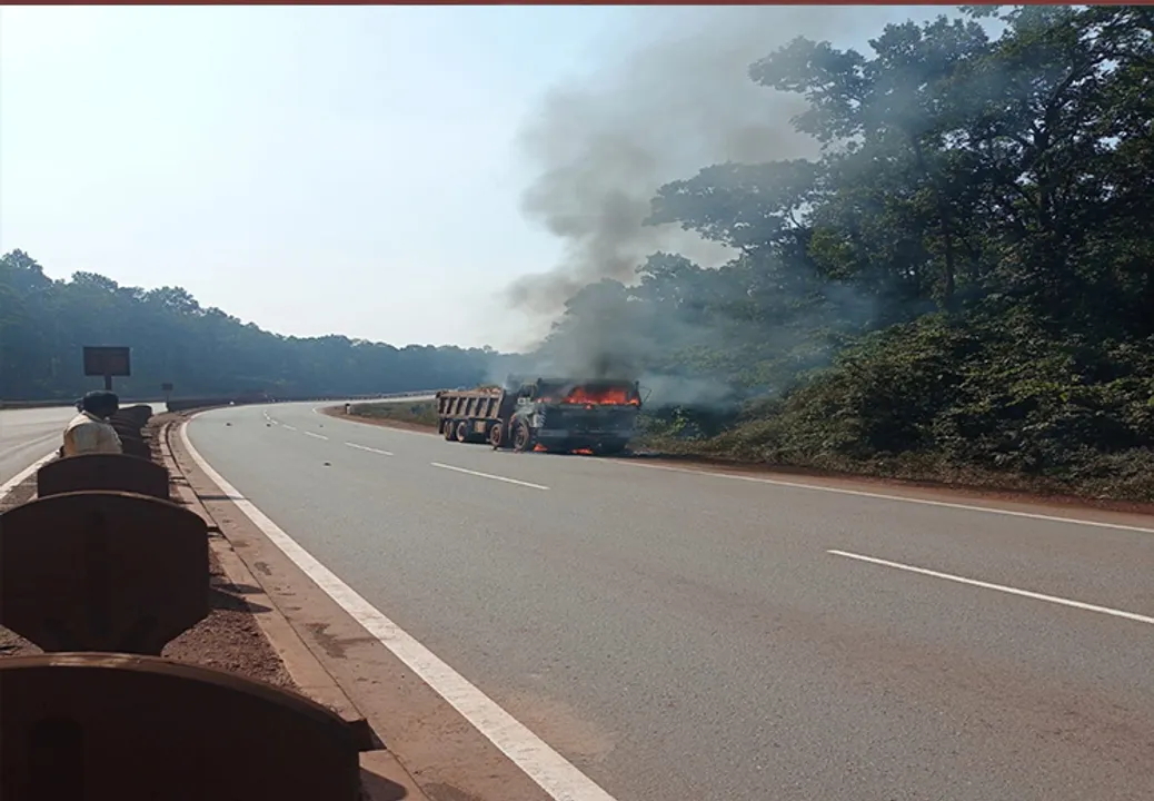  ରାସ୍ତାରେ ଜଳିଗଲା ହାଇୱା