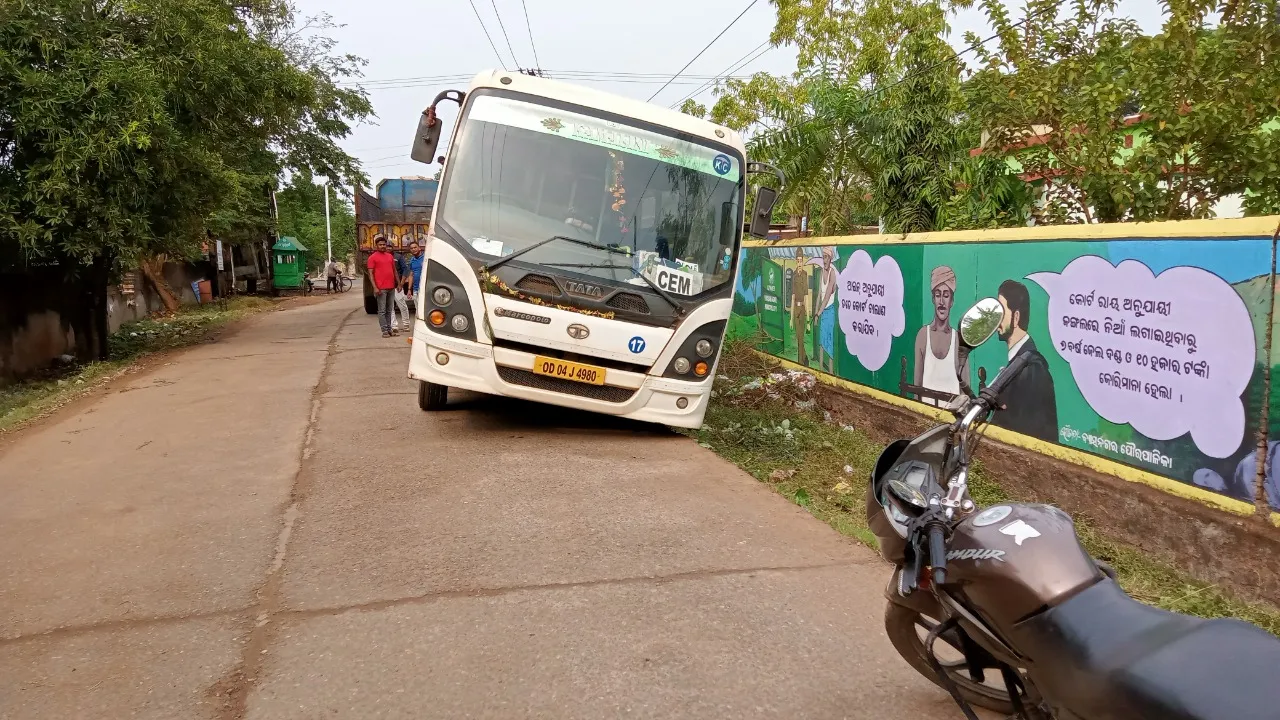  ରାସ୍ତା ତଳକୁ ଖସିଲା ବସ୍‌, ବର୍ତ୍ତିଲେ ପ୍ଲାଣ୍ଟ କର୍ମଚାରୀ