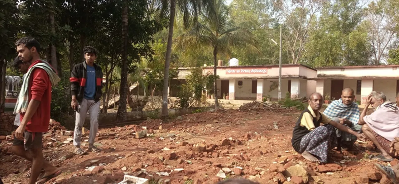  ସ୍କୁଲ ପଡ଼ିଆରେ ରାସ୍ତା ନିର୍ମାଣକୁ ବିରୋଧ