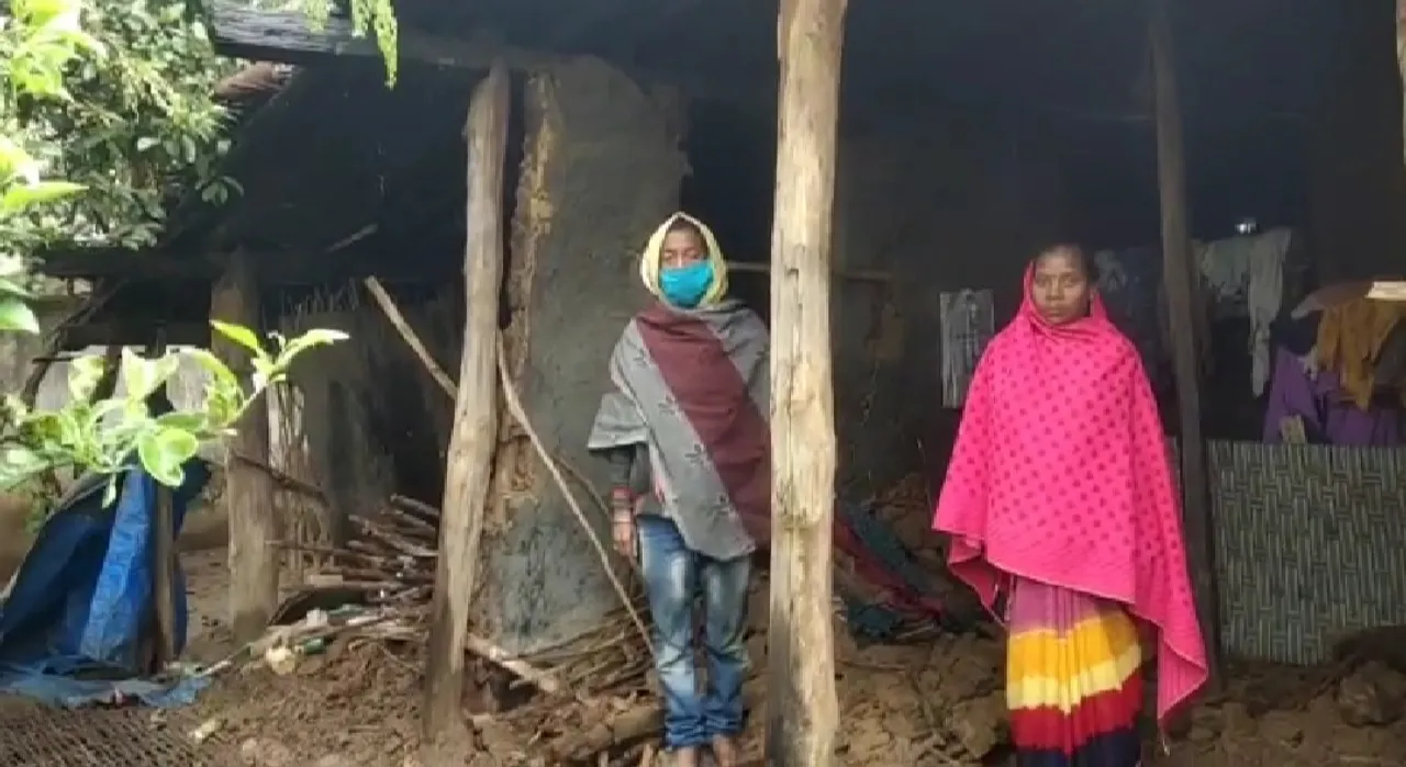  ପ୍ରବଳ ବର୍ଷାରେ ଭୁଶୁଡ଼ିଲା ମାଟିଘର, ଅଳ୍ପକେ ବର୍ତ୍ତିଲେ ଦମ୍ପତ୍ତି 