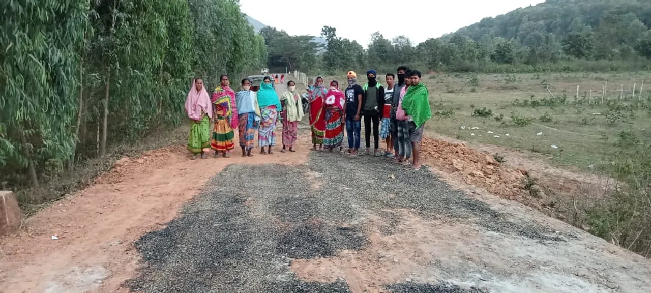  ନିମ୍ନମାନର ରାସ୍ତା ମରାମତି କାମକୁ ଅଧାରୁ ବନ୍ଦ କଲେ ଗ୍ରାମବାସୀ