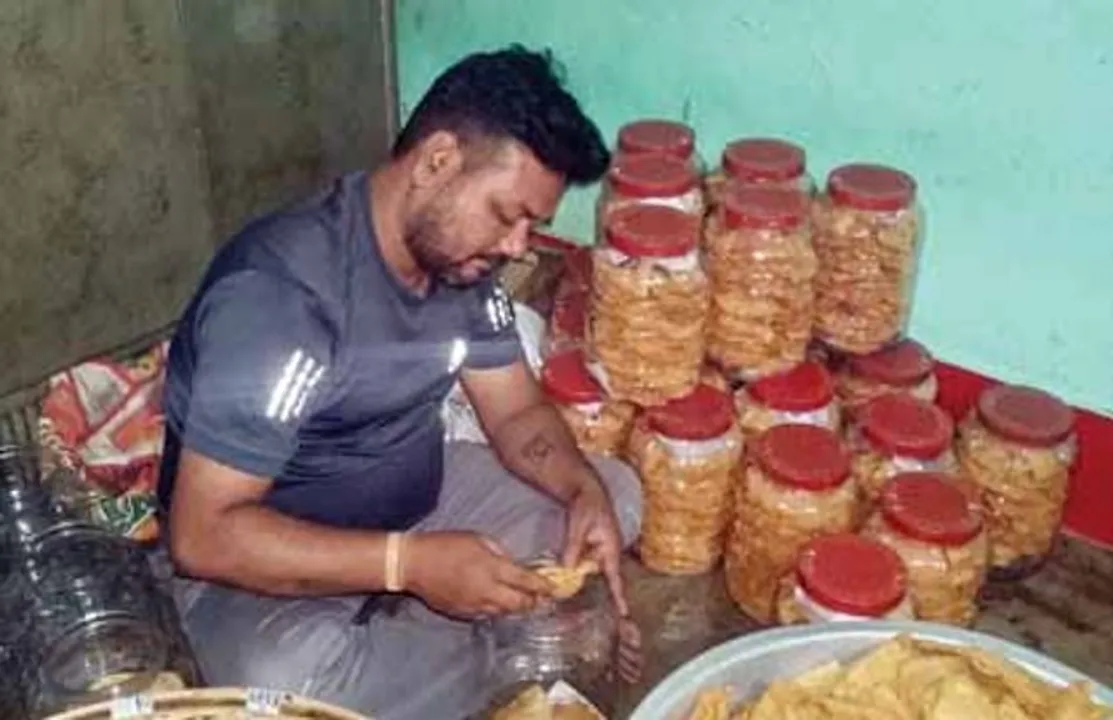  କରୋନା ଦେଖାଇଲା ନୂଆ ବାଟ: ଦିନକୁ ପ୍ରସ୍ତୁତ କରୁଛନ୍ତି ୩୫ କିଲୋ ନିମ୍‌କି; ୭ ପରିବାରକୁ ‌ଦେଇଛନ୍ତି ରୋଜଗାର
