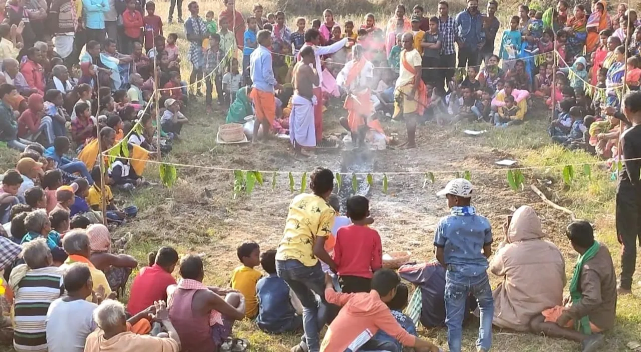  ଠାକୁରାଣୀ ଯାତ୍ରା: ନିଆଁରେ ଚାଲିଲେ ଭକ୍ତ