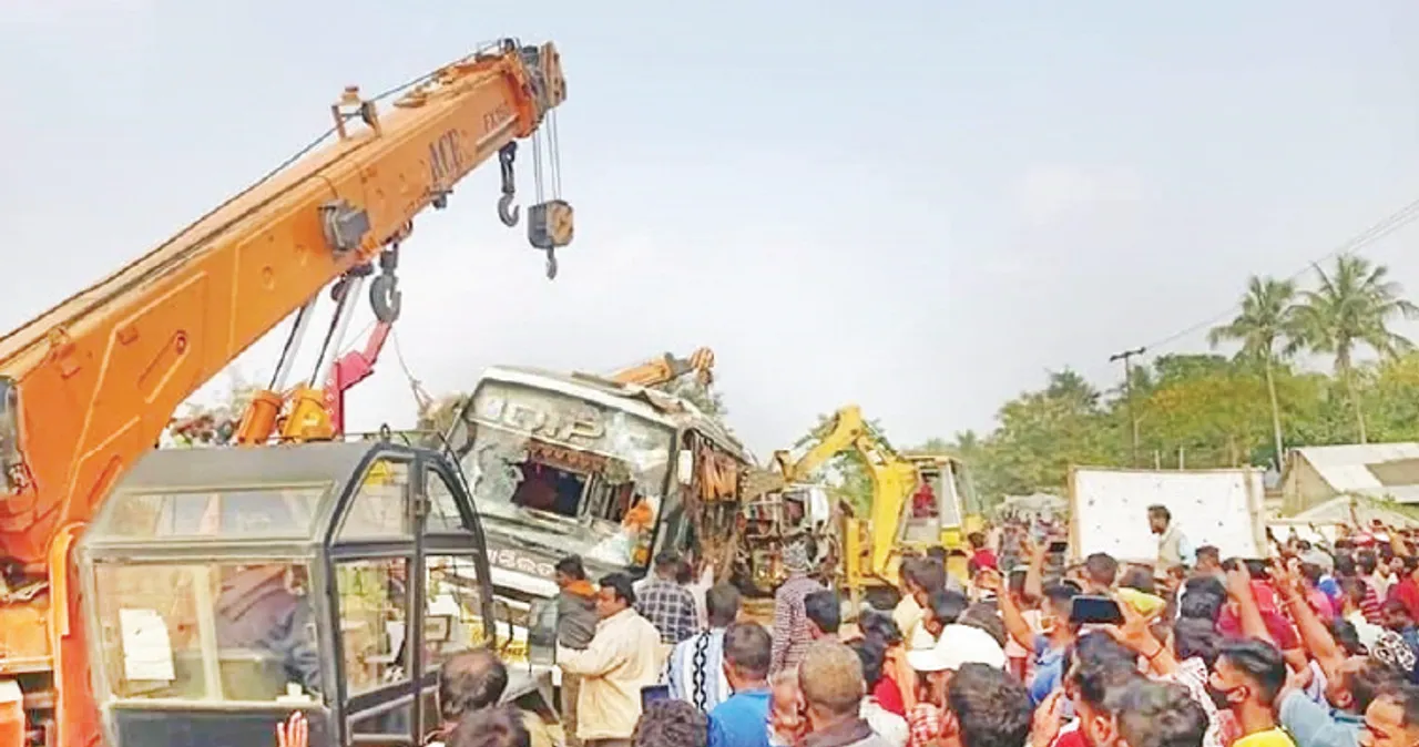 ସୋରରେ ଦୁର୍ଘଟଣା: ଟ୍ରକ୍‌ ଧକ୍କାରେ ଓଲଟିଲା ବସ୍‌, ୬ ମୃତ