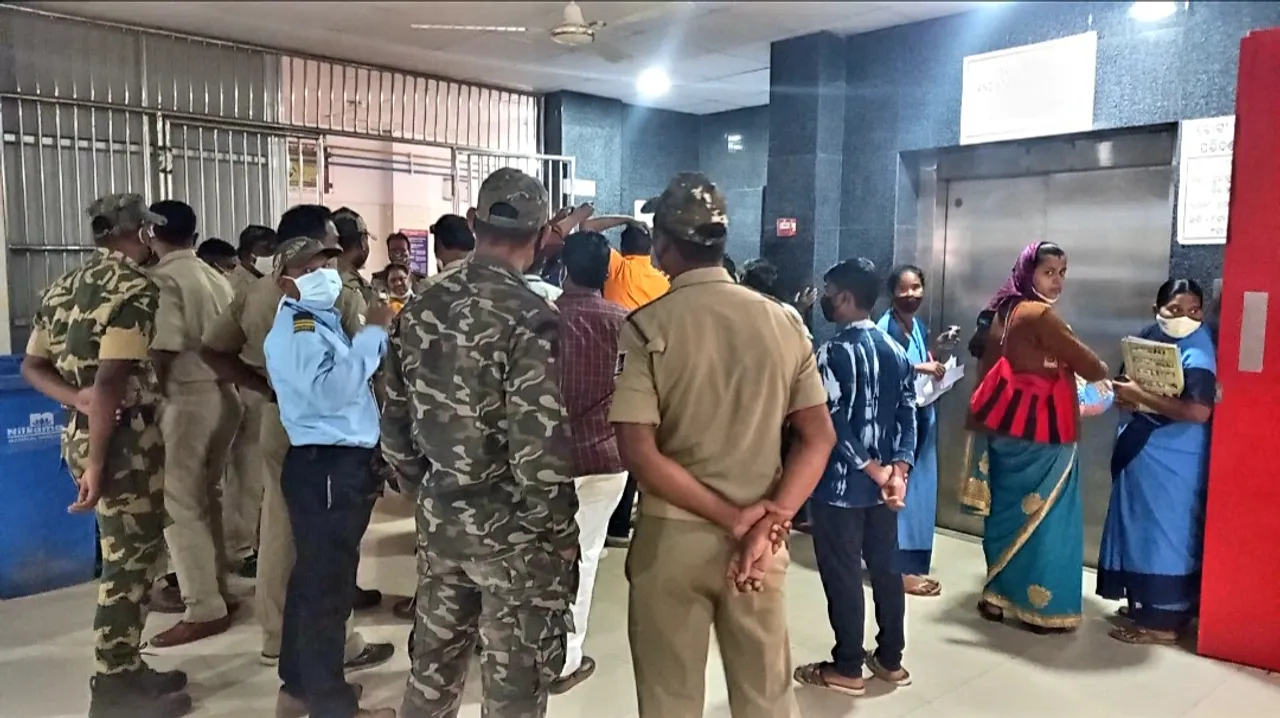  ଶିଶୁପୁତ୍ରର ମୃତ୍ୟୁକୁ ନେଇ ରାୟଗଡ଼ା ଜିଲ୍ଲା ମୁଖ୍ୟ ଚିକିତ୍ସାଳୟରେ ଉତ୍ତେଜନା