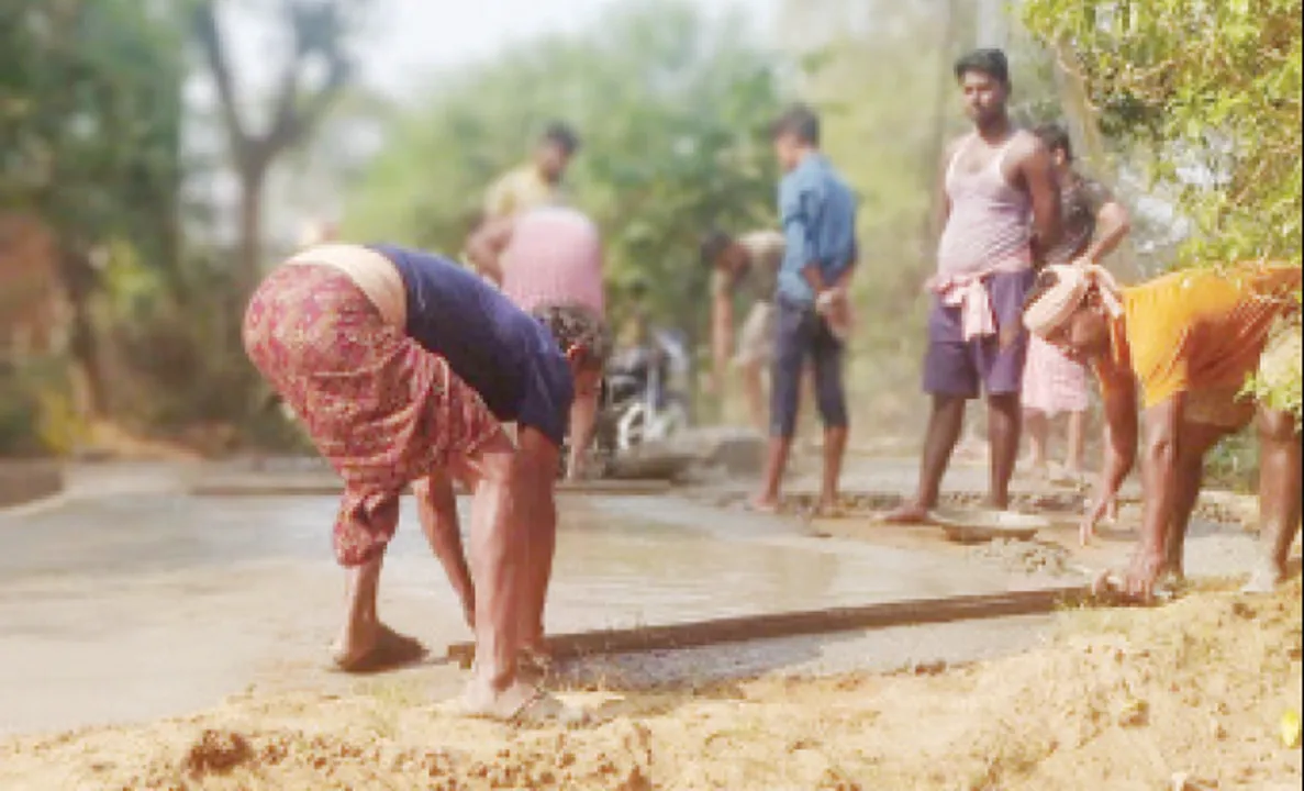  ପ୍ରଶାସନ ଶୁଣିଲାନି, ରାସ୍ତା ନିର୍ମାଣ କଲେ ଗ୍ରାମବାସୀ