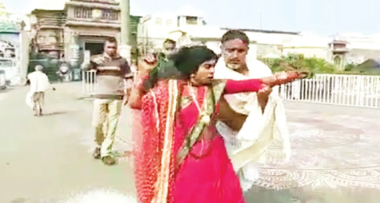  ମହାପ୍ରଭୁଙ୍କ ଦର୍ଶନକୁ ନେଇ ଚର୍ଚ୍ଚା: କାଳିସୀ ସାଜି ଜଗା ଦର୍ଶନ ପାଇଁ ଅଡ଼ିବସିଲେ ମହିଳା