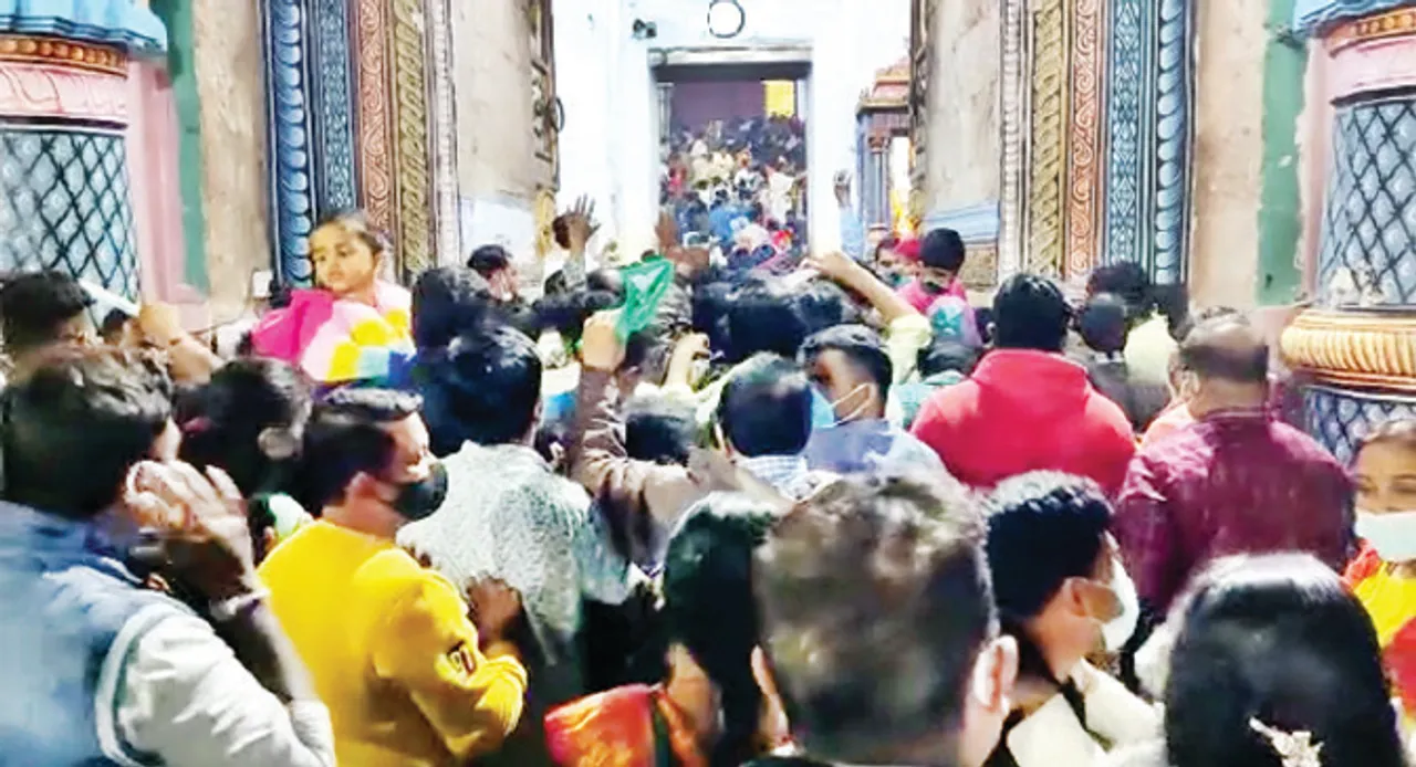  ଶ୍ରୀମନ୍ଦିରରେ ନିୟନ୍ତ୍ରଣ ବାହାରକୁ ଚାଲିଗଲେ ଭକ୍ତ, ଦର୍ଶନ ପାଇଁ କିଓସ୍କ ଭାଙ୍ଗି ପଶିଗଲେ