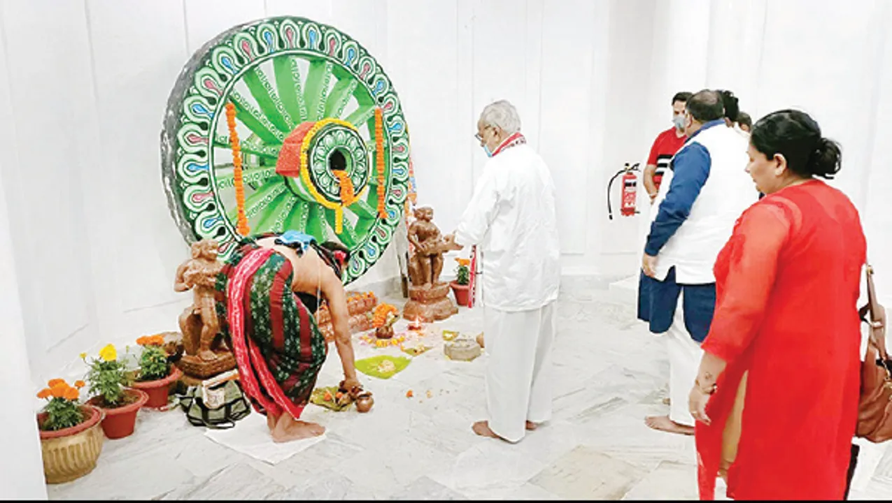  ପୁରୀ ରାଜଭବନରେ ରଥ ଚକ ସ୍ଥାପନ
