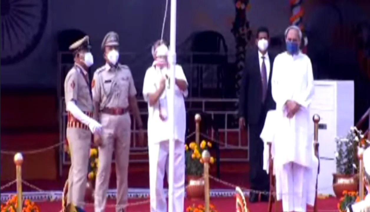  ରାଜ୍ୟସ୍ତରୀୟ ସାଧାରଣତନ୍ତ୍ର ଦିବସ ସମାରୋହରେ ଜାତୀୟ ପତାକା ଉତ୍ତୋଳନ କଲେ ରାଜ୍ୟପାଳ: ମୁଖ୍ୟମନ୍ତ୍ରୀ ବି ଉପସ୍ଥିତ