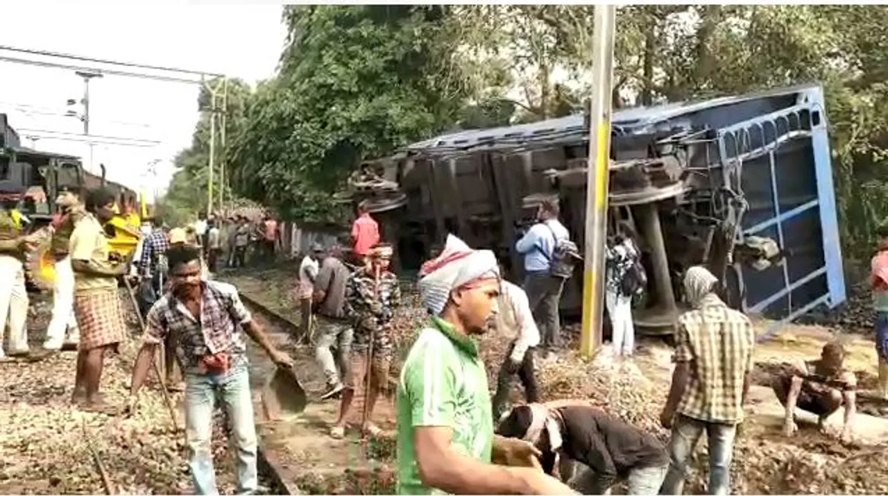  କଟକ ରେଳଷ୍ଟେସନରେ ଅଘଟଣ, ଲାଇନଚ୍ୟୁତ ହେଲା ତାଳଚେରରୁ ପାରାଦୀପ ଯାଉଥିବା ମାଲବାହୀ ଟ୍ରେନ