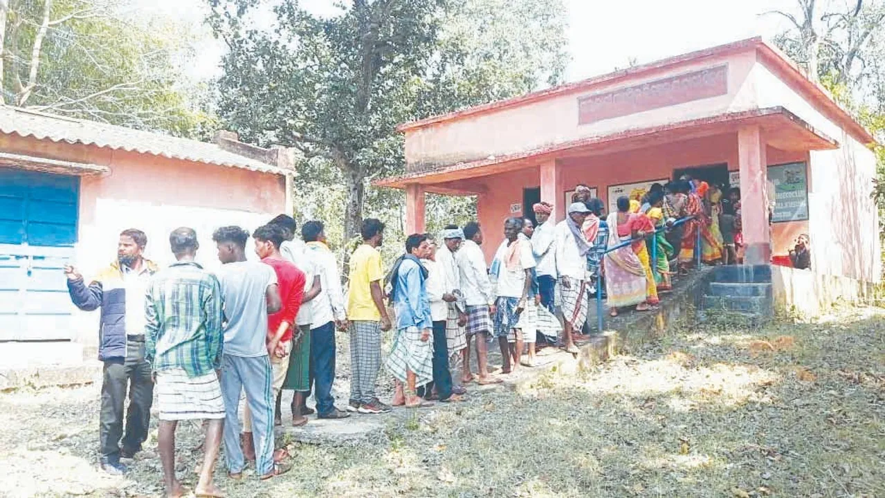  କୁସୁମୀ ବ୍ଲକ୍‌ର ଏକାଧିକ ବୁଥ୍‌ରେ ଭୋଟ୍ ବର୍ଜନ କଲେ ଗ୍ରାମବାସୀ, ବୁଝାସୁଝା ପରେ ୩ଟି କେନ୍ଦ୍ରରେ ହେଲା ମତଦାନ