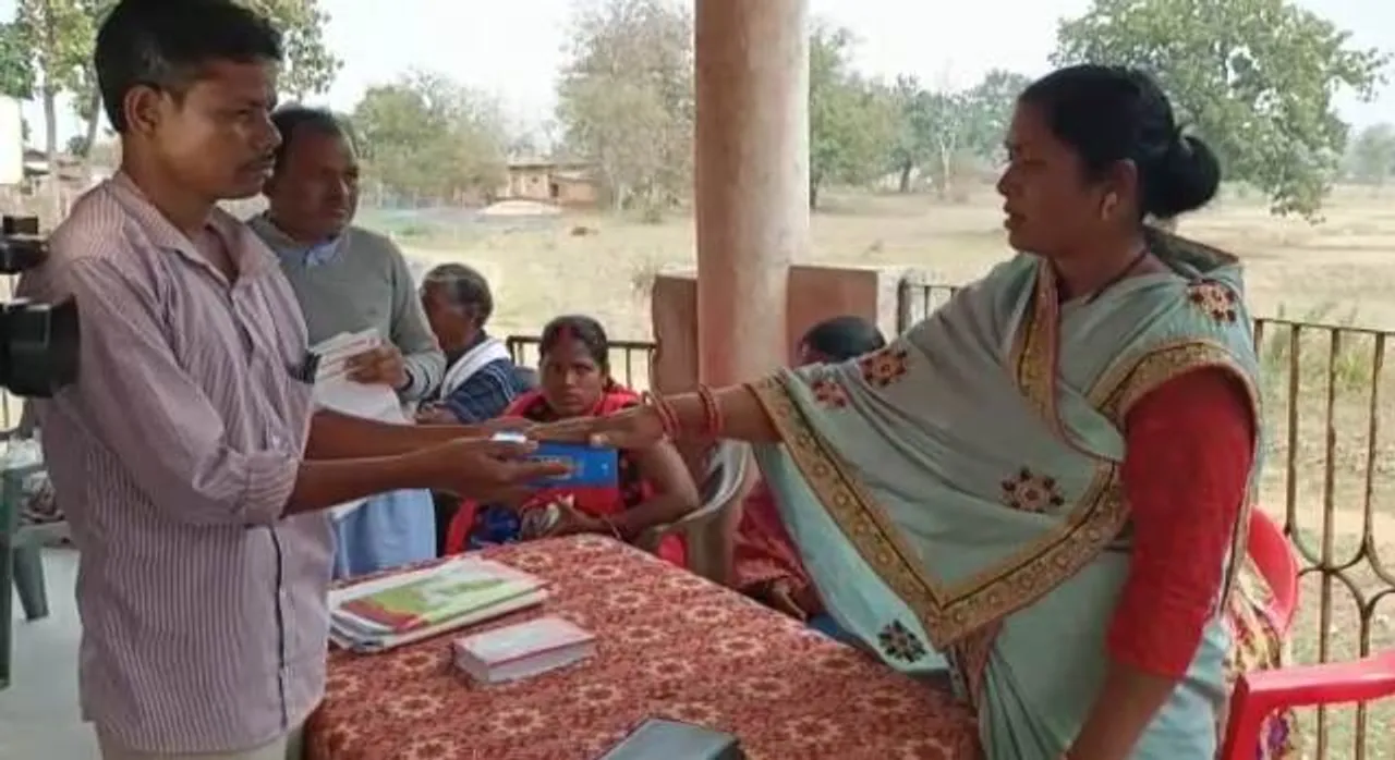  ପୁଣି ଚର୍ଚ୍ଚାରେ ସୁନ୍ଦରଗଡ଼: ‘ଗୀତା ଛୁଇଁ ମୁଁ ଶପଥ କରୁଛି’..., ସରପଞ୍ଚ ପ୍ରାର୍ଥୀଙ୍କୁ ଶପଥ କରାଇଲେ ଭୋଟର୍