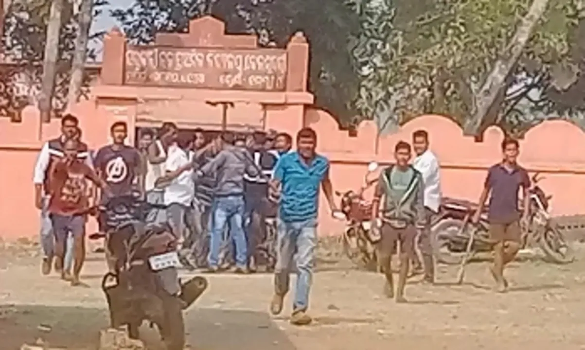  ରାମଚନ୍ଦ୍ରପୁର: ବୁଥ୍‌ ଜବରଦଖଲ ନେଇ ଅଭିଯୋଗ କରିବାରୁ ମାଡ଼
