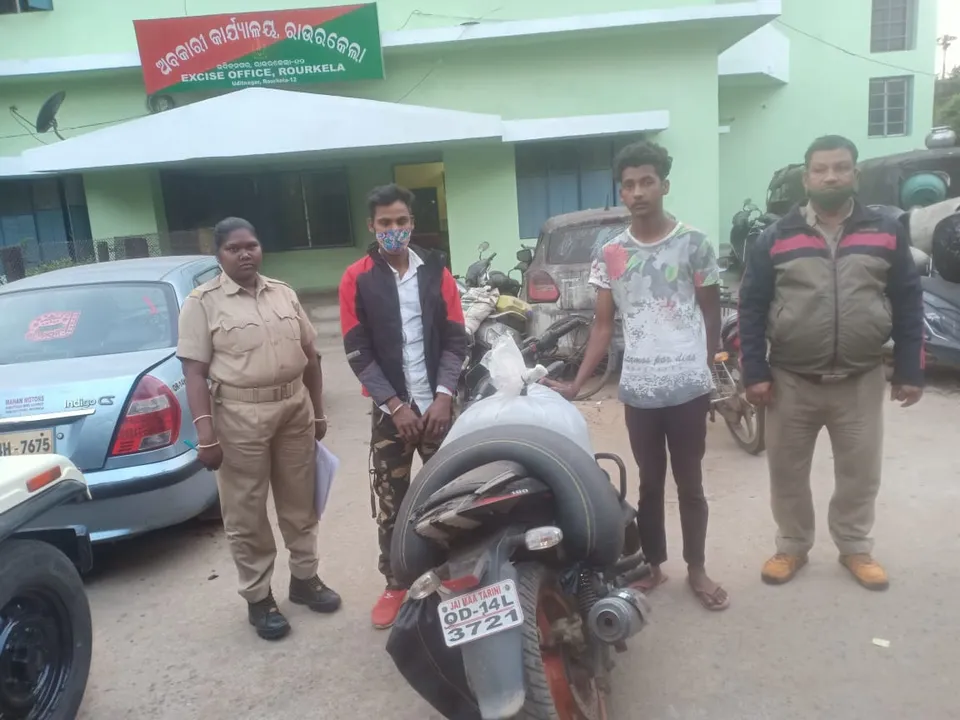  ରାଉରକେଲାକୁ ଆସୁଛି ଝାଡ଼ଖଣ୍ଡର ସ୍ପିରିଟ୍‌ ମିଶ୍ରିତ ଦେଶୀ ମଦ!