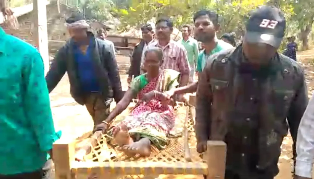  ଭୋଟ୍‌ ଦେବାକୁ ଖଟିଆରେ ବୁହାହେଲେ ପକ୍ଷାଘାତ ରୋଗୀ