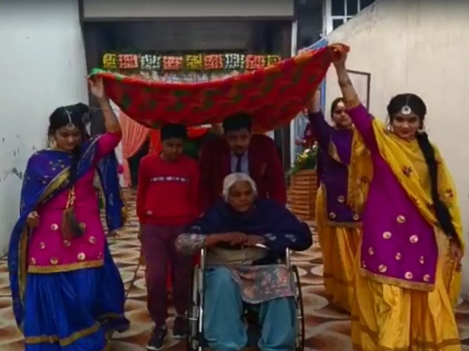 ପଞ୍ଜାବ ନିର୍ବାଚନ: ବିବାହ ଦିନ ଭୋଟ ଦେବାକୁ ଆସିଲେ ବହୁସଂଖ୍ୟାରେ ବରକନ୍ୟା, ଫୁଲତୋଡା ଓ ଚାନ୍ଦୁଆ ଦ୍ଵାରା ବୟସ୍କଙ୍କୁ କରାଗଲା ସ୍ଵାଗତ