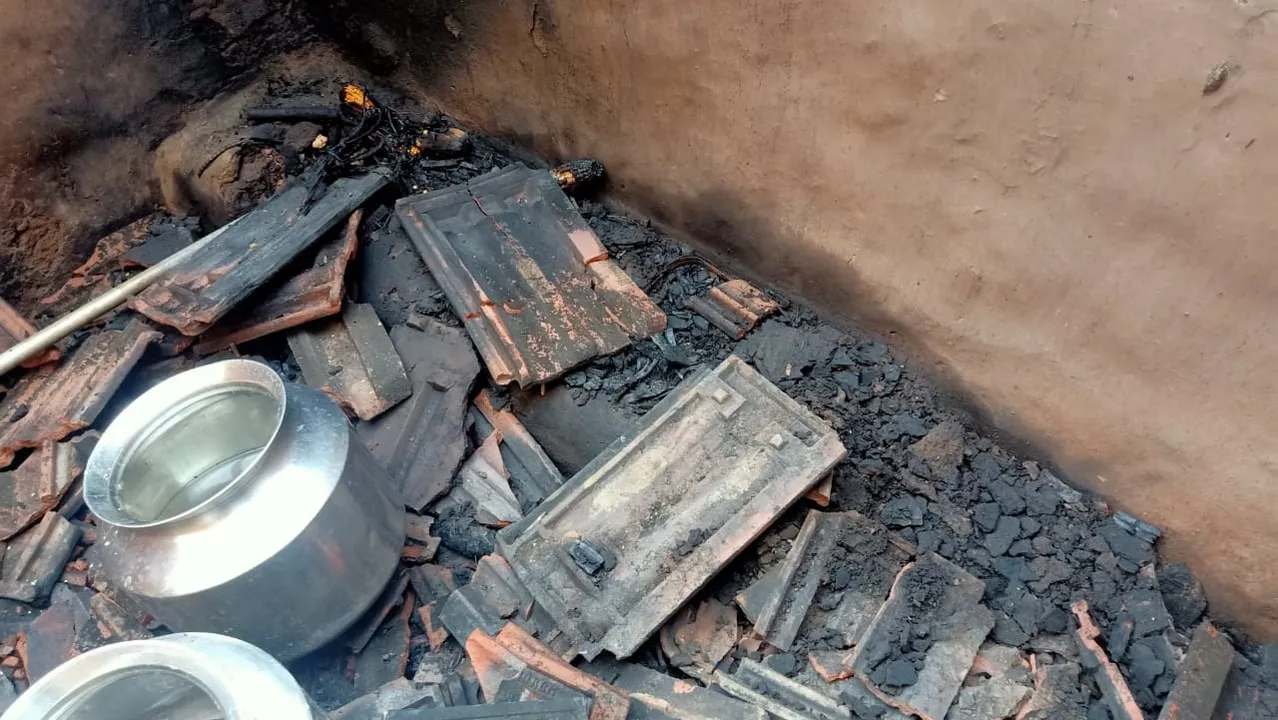  ନିଆଁରେ  ପୋଡିଗଲା ଘର, ଗରିବ ଦମ୍ପତି ବାସହୀନ, ସହାୟତାର ହାତ ବଢାଇଲେ ସମାଜସେବୀ 