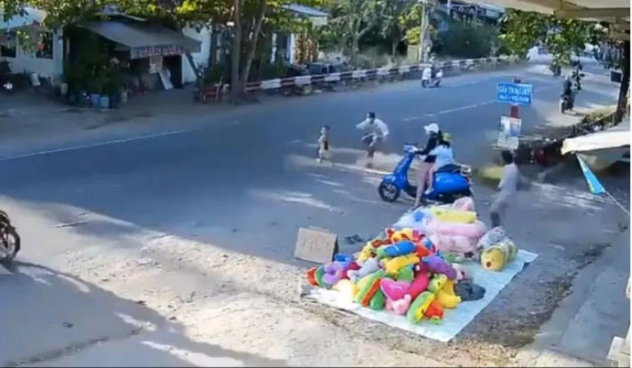  ଦଇବ ହେଲା ସାହା; ଦ୍ରୁତଗତିରେ ଆସୁଥିବା ଟ୍ରକ ସାମ୍ନାକୁ ଚାଲିଯାଇଥିବା ଶିଶୁର ବଞ୍ଚିଲା ଜୀବନ